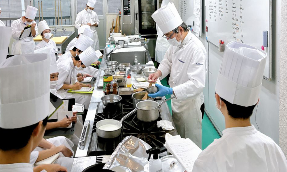 法規性は遥かに厳しいものの出店数は+2〜3%の成長傾向